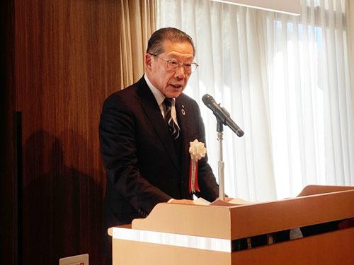 冒頭あいさつに立つ山本富造会長